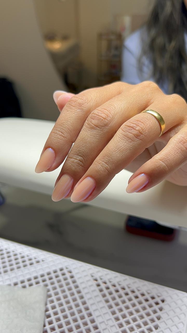 Nail art em tom nude com detalhes dourados