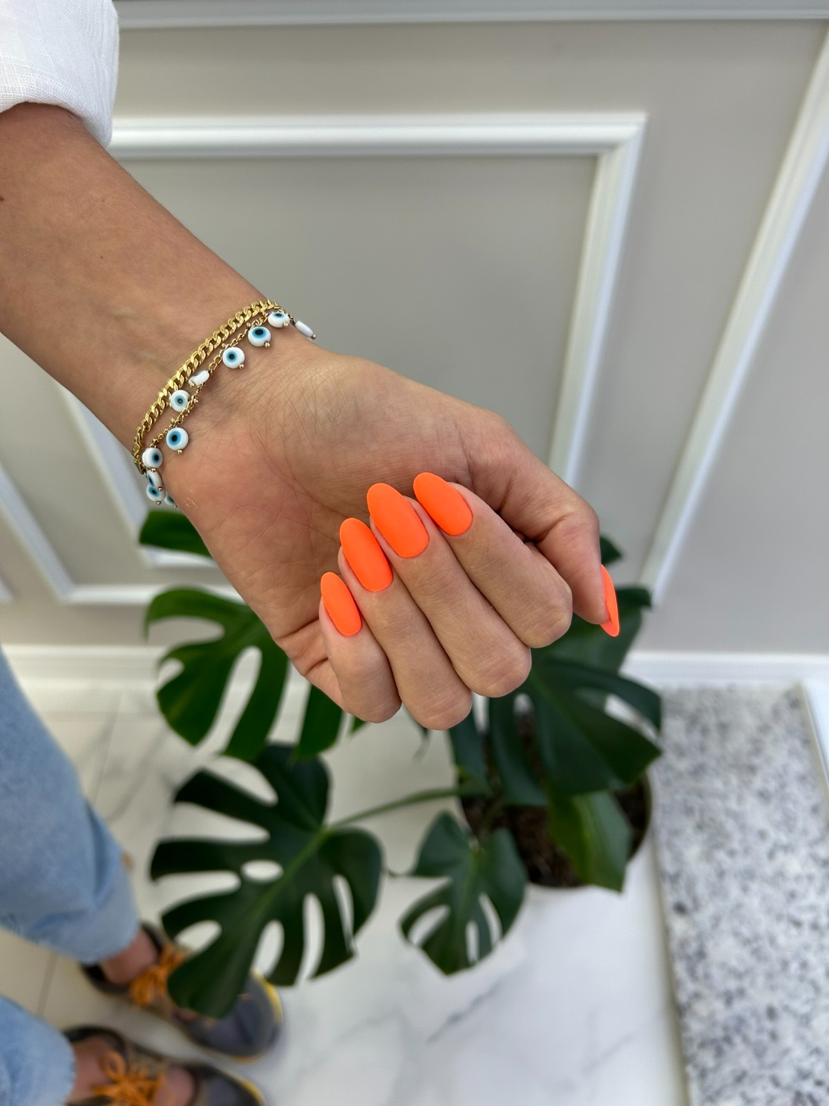 Nail art com detalhes geométricos