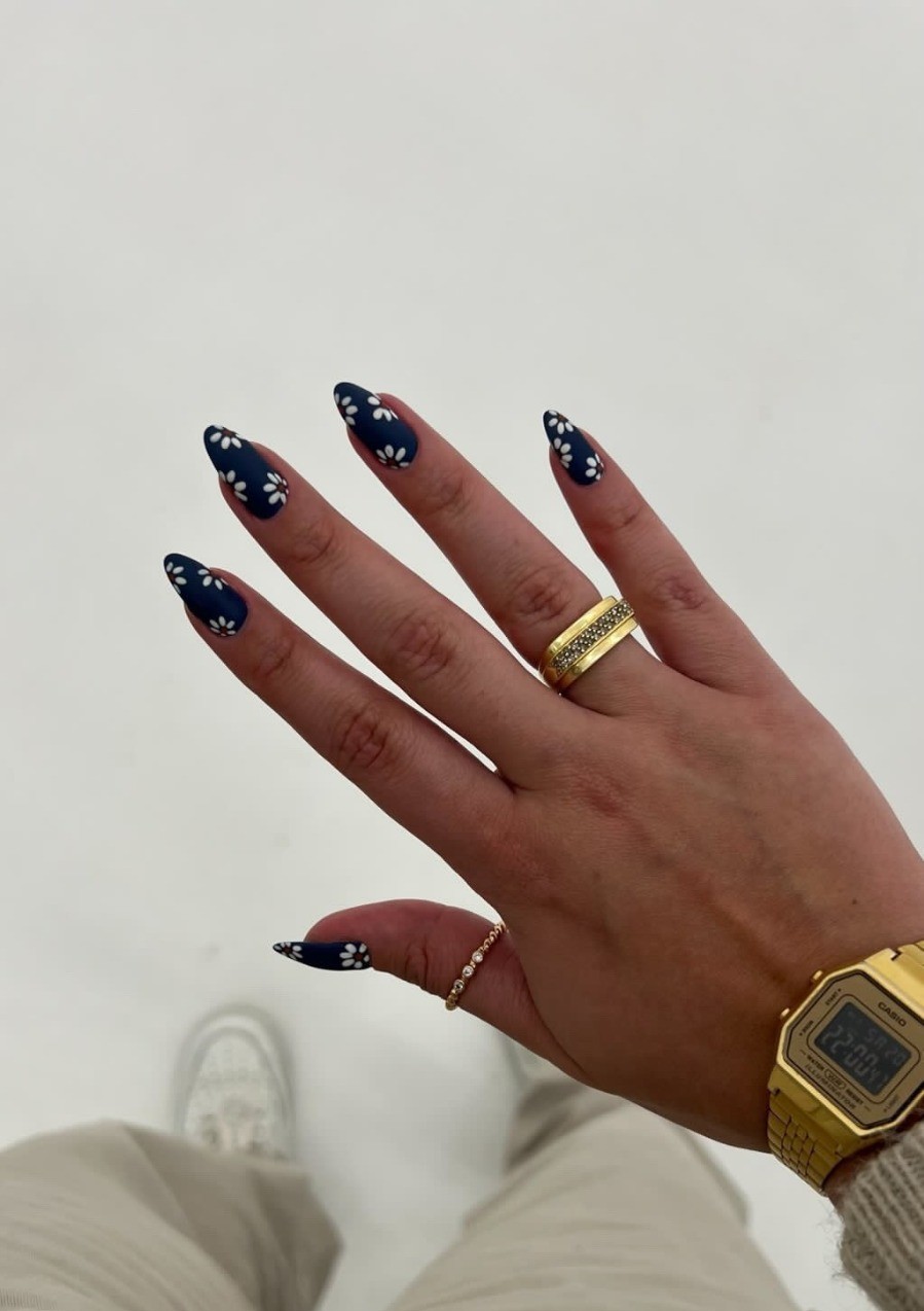 Unhas amêndoa com francesinha colorida
